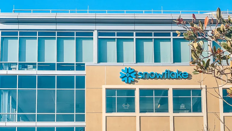 Snowflake 携手 AWS 并收购 Natoma，加码企业级 AI 智能体布局